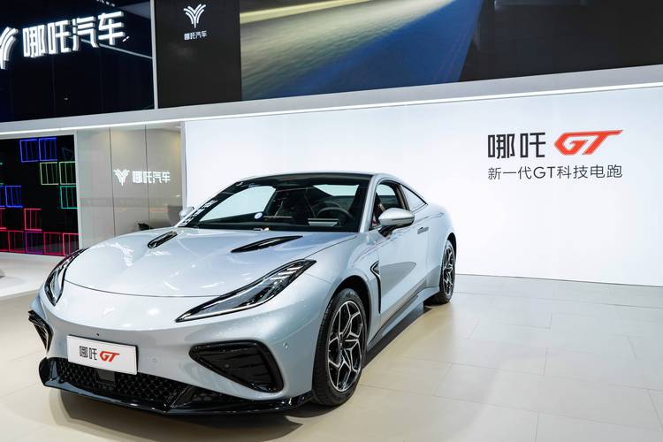 广州342哪吒汽车在智能汽车领域的表现，领途汽车在新能源汽车市场中的影响力